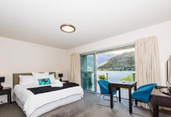 Luxury Lakeside Studio has Balcony rooms