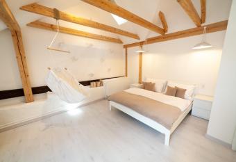 Apartm  ny Da  ick   2 allows 18 year olds to book a room