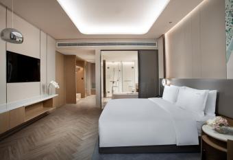 Holiday Inn Wuxi Central Station, an IHG Hotel has rooms with a private hot tub