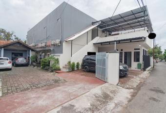 RedDoorz Syariah near Stasiun Cianjur allows 18 year olds to book a room