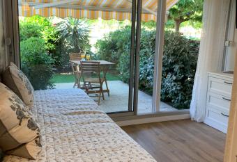 Appartement avec terrasse au centre de GRUISSAN has Balcony rooms