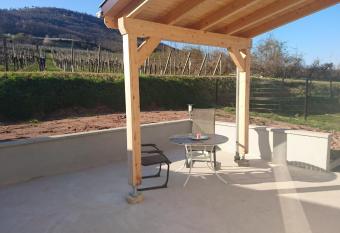 Entre Histoire et Terroir - 2 G  tes de Charme has Balcony rooms