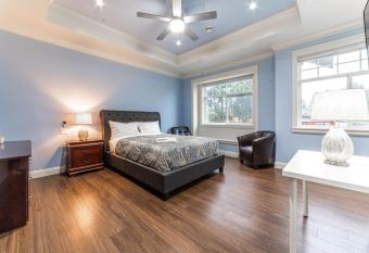 Michael's Lodge has rooms with a private hot tub