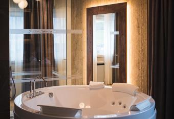 Lake Hotel La Pieve has rooms with a private hot tub