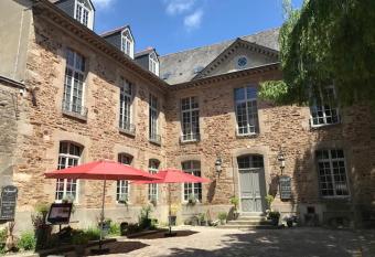 Perl  pampille allows 18 year olds to book a room