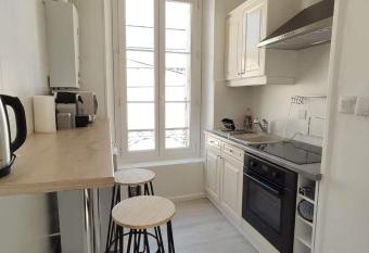 APPARTEMENT CANNES MONTFLEURY allows 18 year olds to book a room