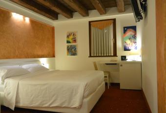 Hotel & Wellness Torricella has rooms with a private hot tub