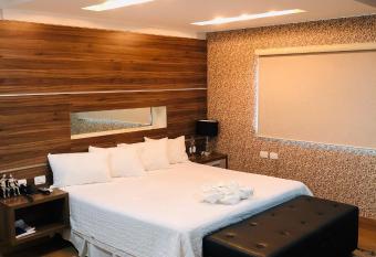 SHELTON PALACE HOTEL has rooms with a private hot tub