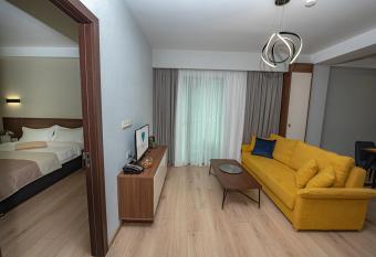 Crystal Residence has Balcony rooms