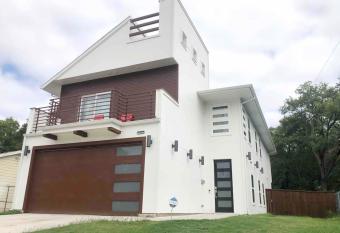 6 Br Big Dallas Home W Hot Tub , Fire Pit & Basketballhoop allows 18 year olds to book a room