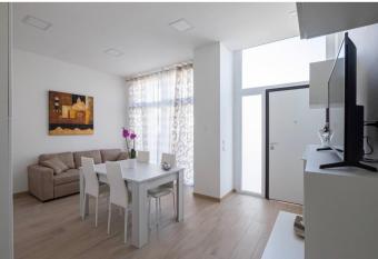 Le bougainvillea 1 has Balcony rooms