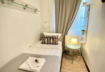 Perfect Place to Stay self check in-24h-NETFLIX-WIFI allows 18 year olds to book a room