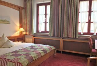 Hotel Augsburger Hof allows 18 year olds to book a room
