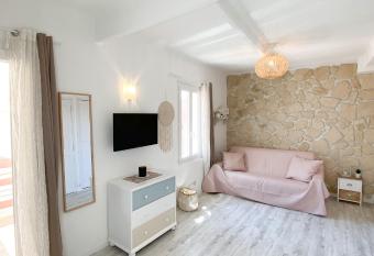 Studio terrasse Sanary centre ville rue pi  tonne allows 18 year olds to book a room