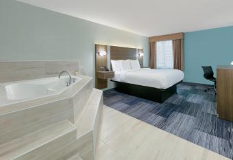 Baymont by Wyndham Chattanooga/Eastridge has rooms with a private hot tub