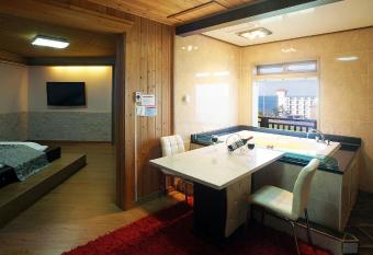 Elroman Pension has rooms with a private hot tub