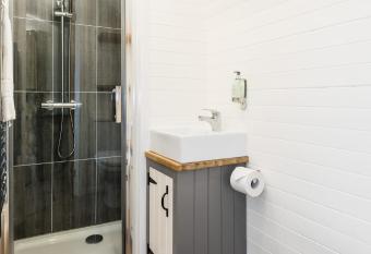 Weedingshall Lodges has rooms with a private hot tub