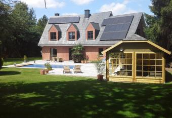 Villa Sparadis allows 18 year olds to book a room