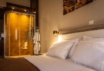 Luxury Suite Meteora A7 stars allows 18 year olds to book a room