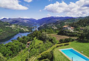 Quinta De Calvelos has Balcony rooms