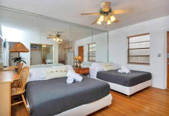Lovely Double Unit, Hollywood Beach, Walk to Ocean has Balcony rooms