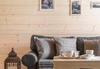 G  ralska Chata przy Dolinie Chocho  owskiej has Balcony rooms