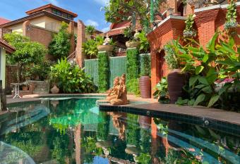 Rainforest villa,10min walking st,Jomtien beach 500m,8BD,pool,BBQ,20-30ppl #122 has Balcony rooms