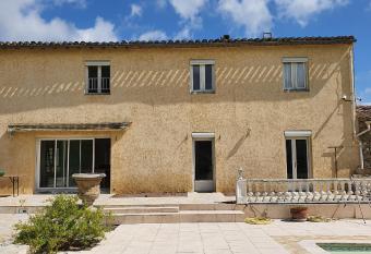 Domaine d Herminis - G  te de Dame Carcas has rooms with a private hot tub