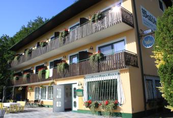 Pension Waldhof am Stubenbergsee has Balcony rooms