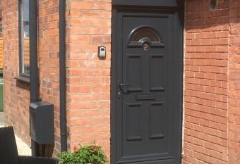 Cosy and Peaceful Maisonette with Terrace, Kidderminster has Balcony rooms