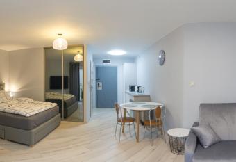 Przy pla  y - Maloves Apart has Balcony rooms