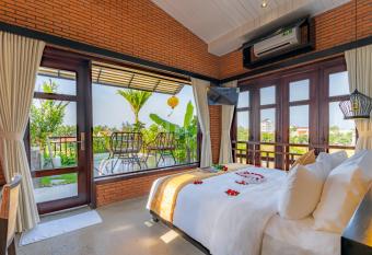 Angel Garden Villa has rooms with a private hot tub