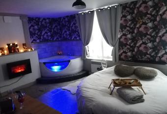 L atelier des r  ves, Lun  ville centre,balneo,lit rond allows 18 year olds to book a room