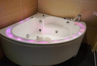 Grandeur Hotel And Spa has rooms with a private hot tub