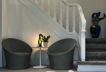 VILLA FER-GUY  allows 18 year olds to book a room