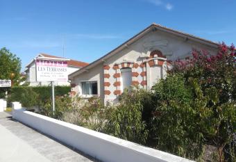 Contact HOTEL LES TERRASSES allows 18 year olds to book a room