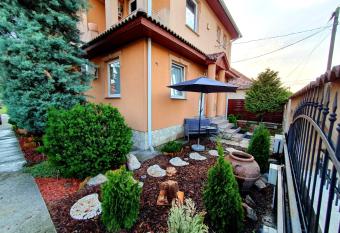 Airport Luxury Apartman 42 has Balcony rooms