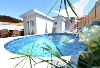 POP&ROCK HOLIDAY HOUSE ZADAR has Balcony rooms