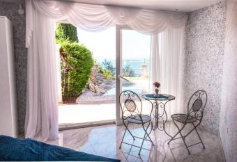 SunVilla allows 18 year olds to book a room