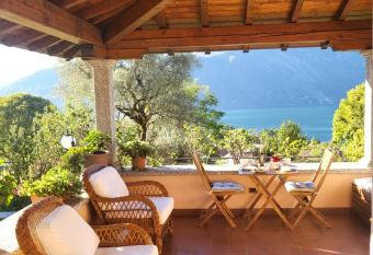 Camera con bagno e portico vista lago has Balcony rooms