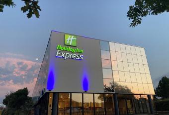 Holiday Inn Express - Arcachon - La Teste, an IHG Hotel allows 18 year olds to book a room