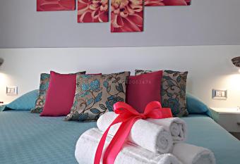 L   Angolo Chiaro has Balcony rooms