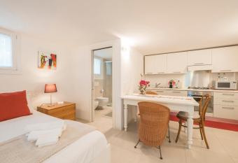 Sweet Studio IN GIARDINO allows 18 year olds to book a room