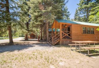 The Blue Spruce Cabin #16 has Balcony rooms