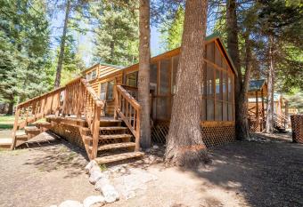 The Cottonwood Cabin #17 has Balcony rooms