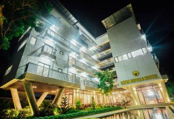 Catba Buffalo Hostel has Balcony rooms