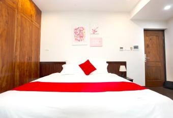 LUCK APART 02 - Tay Ho Ha Noi City View Studio has rooms with a private hot tub