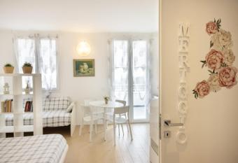 B&B C   Bianca Ventisette Riccione allows 18 year olds to book a room