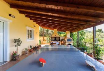 Kaktos 1 has rooms with a private hot tub