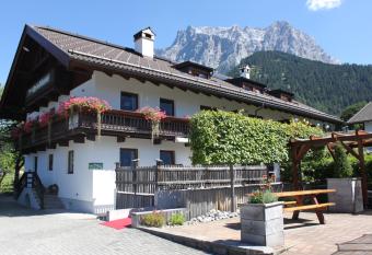 Haus Alpenblume has Balcony rooms